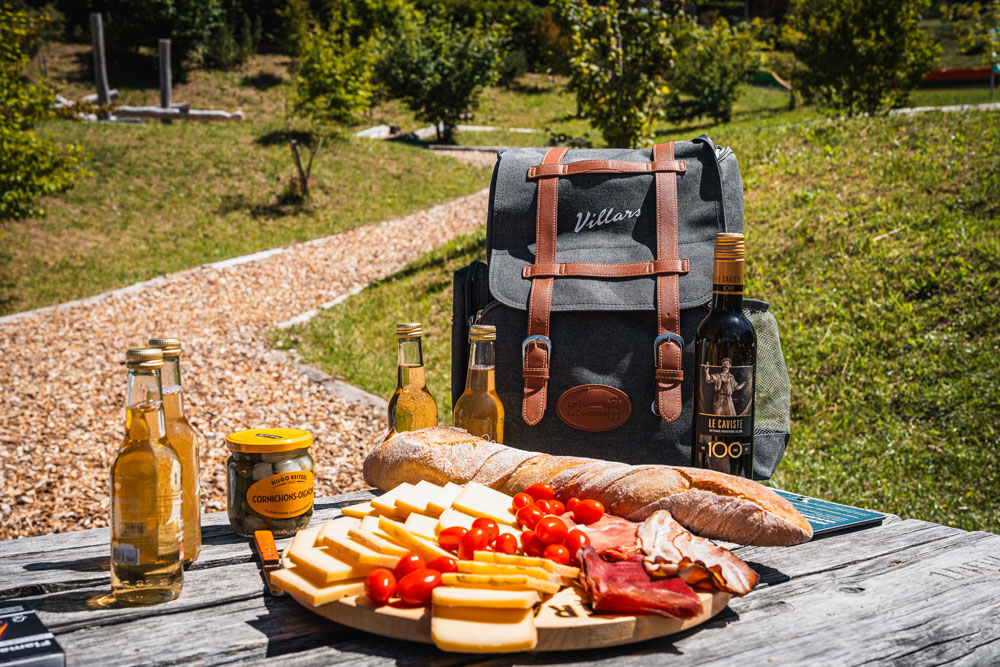Les-Diablerets-Rando-Raclette-kit-blends-food-and-hiking-(photo-Nicolas-Dulex-Switzerland-Tourism)
