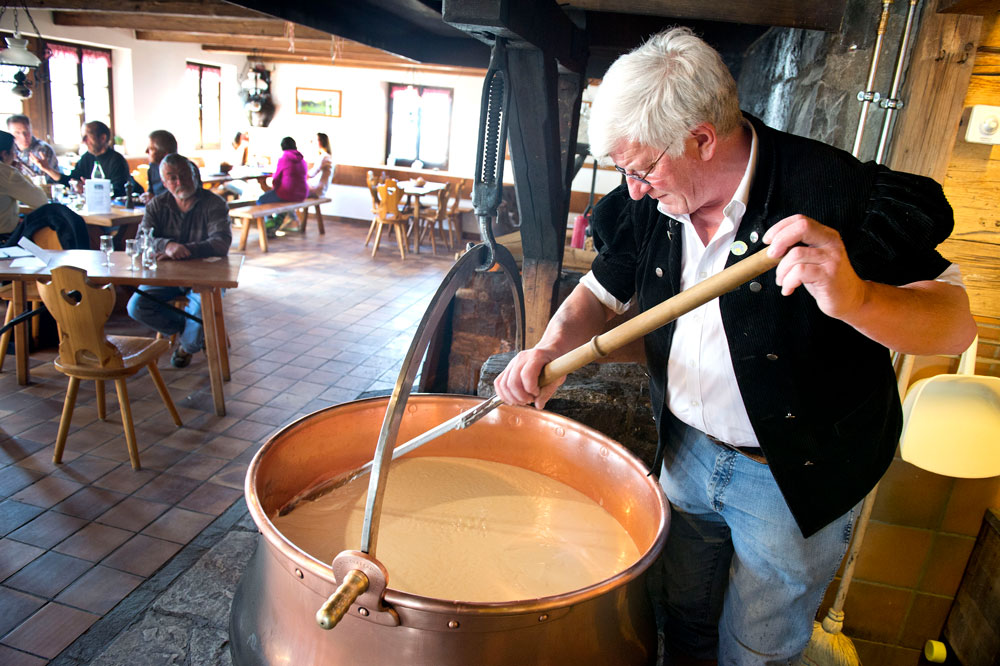 Stirring-success-of-Le-Chalet's-customary-cheese-production-(photo-Gérald-Bosshard-Swiss-Tourism)